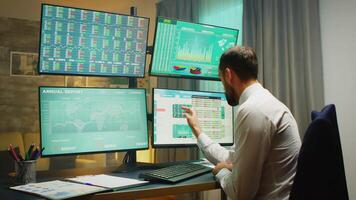 stock marknadsföra mäklare pekande på övervaka dator och tar anteckningar. finansiell krascha. video