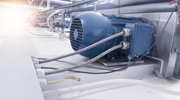 instalación de máquina control S y eléctrico motor poder cables vía cable glándulas. foto