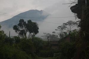 montar sumando es situado en central Java durante el lluvioso temporada foto