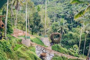 turista jugando el bali columpio con el hermosa arroz campo gradas en el selva de ubud, bali isla de Indonesia. foto