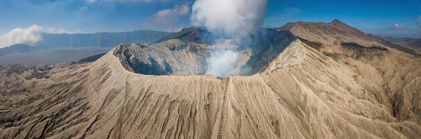 hermosa panorama ver de montar bromo volcán en este Java de Indonesia. un icónico más popular turista atracción en Java isla. foto