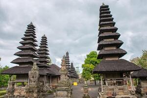 uno de el popular templo en bali llamado pura taman ayun el real templo de mengwi imperio en badung regencia, bali, Indonesia. ver en el nublado día. foto