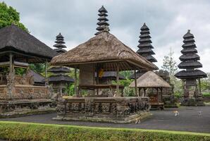 paisaje ver de espiritual santuario interior templo de pura taman ayun el real templo de mengwi imperio en badung regencia, bali, Indonesia. ver en el nublado día. foto