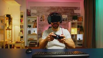 pov de joven hombre jugando en línea juegos con virtual realidad auriculares y inalámbrico controlador video