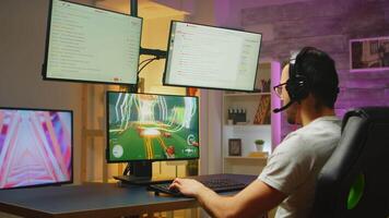 opgewonden professioneel gamer gedurende een kampioenschap Aan computer met meerdere monitoren. video