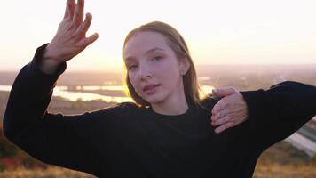 ragazza è danza contro il sfondo di il sera cielo video