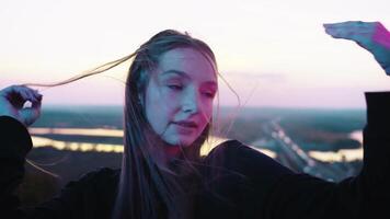 een meisje dansen in de avond in neon verlichting. video