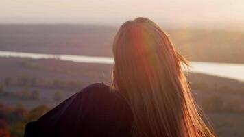 une fille danses contre le Contexte de le Soleil avec sa retour à le caméra video