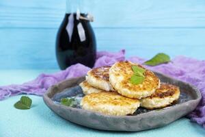 dulce Cuajada panqueques con menta. cabaña sheese panqueques o Syrniki foto