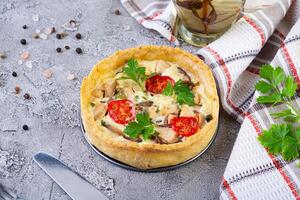 delicioso Quiche con pollo encontrarse, hongos, Tomates y hierbas foto