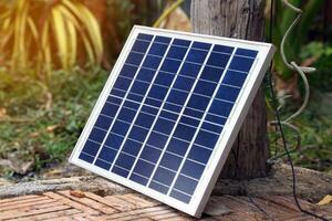 la célula solar genera electricidad a partir de energía solar, concepto, fuente de electricidad, energía limpia, energía solar, energía renovable. enfoque suave y selectivo. foto