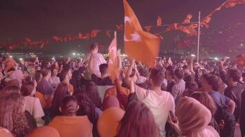 dinde Istanbul 29 e octobre 2023. main en portant turc drapeau fête 100 ans anniversaire comme une république. video