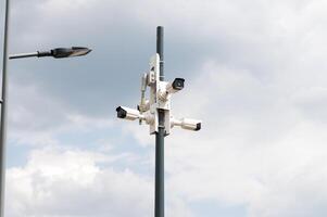 urbano vigilancia cámaras en contra nublado cielo foto