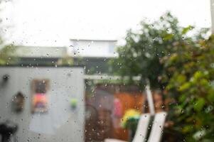 gotas de lluvia pegajoso a ventana cristal foto