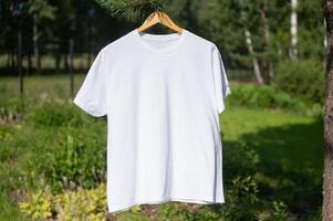 blanco camiseta colgando en un percha, diseño foto