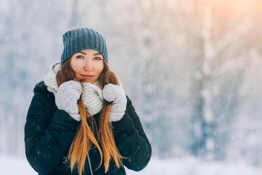 invierno joven mujer retrato. belleza alegre modelo niña riendo y teniendo divertido en invierno parque. hermosa joven mujer al aire libre. disfrutando naturaleza, invierno foto