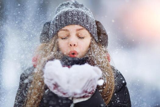 invierno joven mujer retrato. belleza alegre modelo niña riendo y teniendo divertido en invierno parque. hermosa joven hembra al aire libre, disfrutando naturaleza, invierno foto
