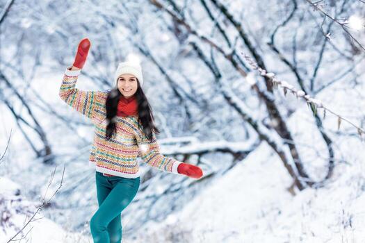 invierno joven mujer retrato. belleza alegre modelo niña riendo y teniendo divertido en invierno parque. hermosa joven mujer al aire libre. disfrutando naturaleza, invierno foto