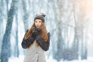 invierno joven mujer retrato. belleza alegre modelo niña riendo y teniendo divertido en invierno parque. hermosa joven mujer al aire libre. disfrutando naturaleza, invierno foto