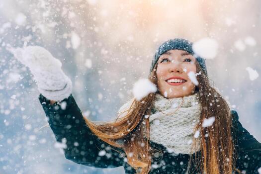 invierno joven mujer retrato. belleza alegre modelo niña riendo y teniendo divertido en invierno parque. hermosa joven mujer al aire libre. disfrutando naturaleza, invierno foto
