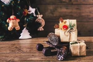 Navidad regalos con cajas en de madera antecedentes. Clásico estilo. de cerca, selectivo enfocar. juguete, oso, trineo. Navidad concepto. foto