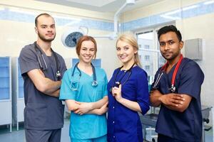 multirracial equipo de joven doctores en un hospital en pie en un operando habitación foto