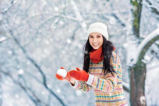 invierno joven mujer retrato. belleza alegre modelo niña riendo y teniendo divertido en invierno parque. hermosa joven mujer al aire libre. disfrutando naturaleza, invierno foto