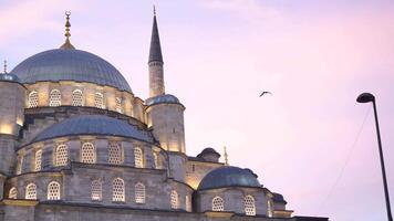 Novo mesquita com lanterna luz às noite às emunonu . video