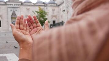 Muslim jung Frau im Hijab ist beten im Moschee. video