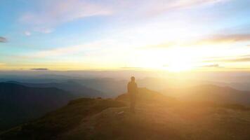 a pessoa em a montanha pico com uma deslumbrante nascer do sol video