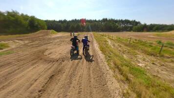 Moto-Cross Rennen beginnt durch fpv Drohne video