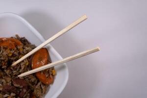 recién hecho chino frito arroz con carne y verduras, con espacio para texto foto
