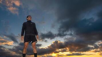 joven deportivo corredor hombre con puesta de sol cielo en el antecedentes y espacio para texto foto