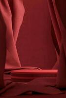 rojo cilíndrico plataforma en rojo terciopelo cortina antecedentes. resumen antecedentes para producto presentación. 3d representación foto