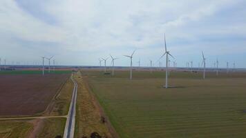 cenas panorâmico aéreo Visão do uma grupo do vento turbinas Campos ,vento Fazenda ou vento poder estação dentro rural Austrália. video