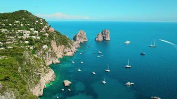 Yachten und Boote Punkt das Türkis Meer Wasser von Capri Küste im Italien. Wasser Aktivitäten während Sommer- Urlaube. Antenne Aussicht von Meereslandschaft. video