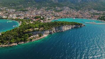 tranquillo mare con rustico fascino e montagna visualizzazioni. calma fronte mare, tradizionale Barche nel makarska riviera, Croazia. video