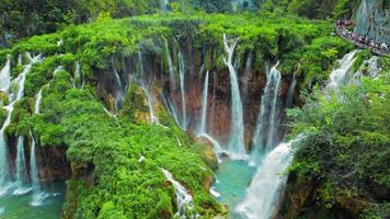 cascata nel plitvice laghi nel Croazia. un' cascata di 16 laghi collegato di cascate e un' calcare canyon. il acque fluente al di sopra di il gesso. video