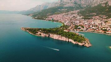 scénique côte de Makarska ville. surplombant le tranquille adriatique mer, ville rayonne charme sous biokovo Montagne grandeur. video