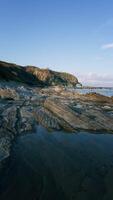 rotsen in de middellandse Zee zee panoramisch visie video