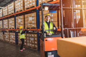 caucásico masculino trabajador trabajando en almacén bienes almacenar. inventario personal Moviente productos paleta Envío administración con máquina elevadora camión. foto