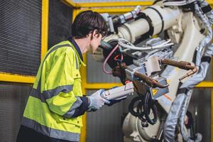 dirigir ingeniero trabajando en avanzado tecnología automatización fábrica Servicio comprobación programa robot soldadura brazo foto