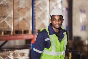 negro africano trabajador trabajo labor equipo personal en fábrica almacén productos inventario equipo foto