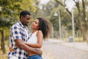 fecha Pareja hombre y mujer enamorado día. africano negro amante a parque al aire libre verano temporada Clásico color tono foto