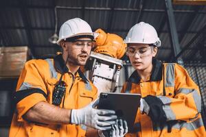 ingeniero equipo Servicio robot soldadura trabajando en automatización fábrica. personas trabajador en la seguridad traje trabajo robótico brazo software programación o reemplazando parte en automatizado fabricación industria tecnología. foto