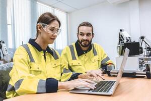 software Ingenieria equipo trabajando juntos en robótico tecnología regazo para investigación y desarrollar para fabricación proceso foto