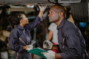 garaje mecánico equipo trabajando coche auto Servicio negro africano personas profesional trabajador juntos foto