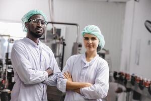 retrato personal trabajador en comida y bebida fábrica industria mezcla carrera en pie contento sonrisa juntos foto