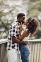 fecha Pareja hombre y mujer enamorado día. africano negro amante a parque al aire libre verano temporada Clásico color tono foto