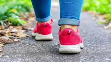 ai generado de cerca, joven mujer caminando y corriendo exterior, generativo ai foto